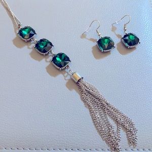 Beautiful necklace w/ matching earrings!